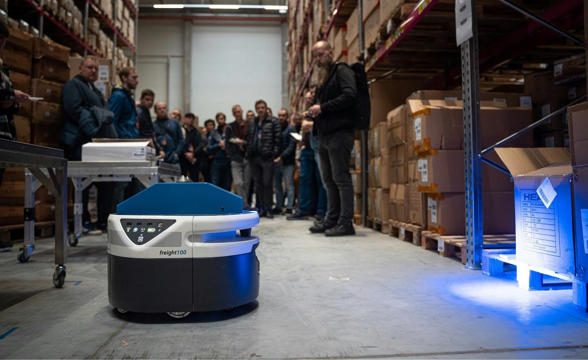 Ukázka autonomních robotů v distribučním centru Skladon